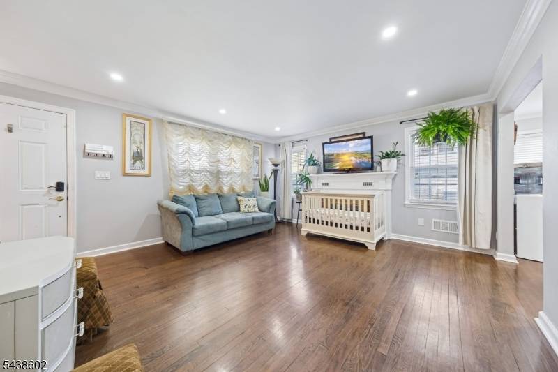 36 Woodside Ave, Hawthorne Boro, NJ 07506