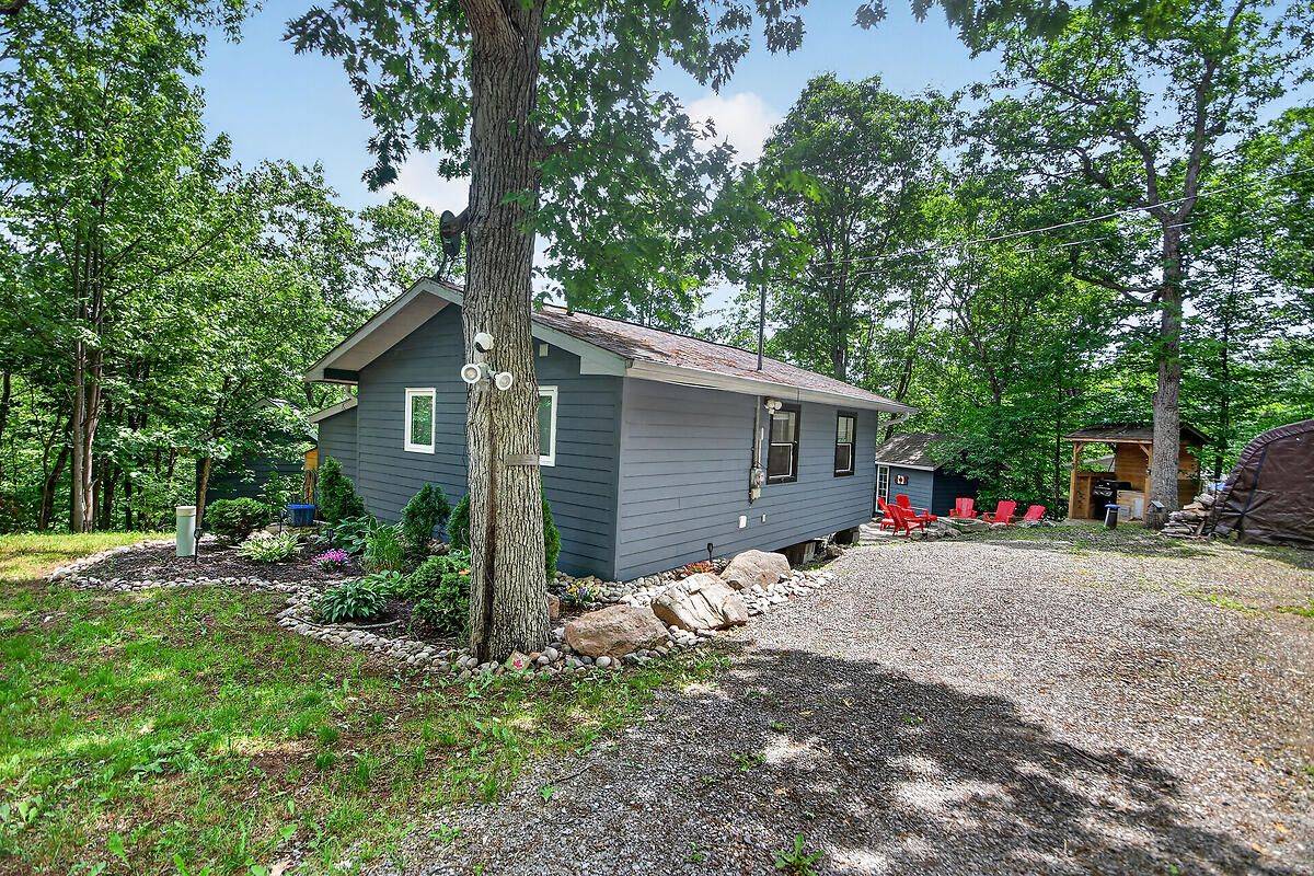 1049 Crotch Lake TRL, Frontenac, ON K0H 1B0