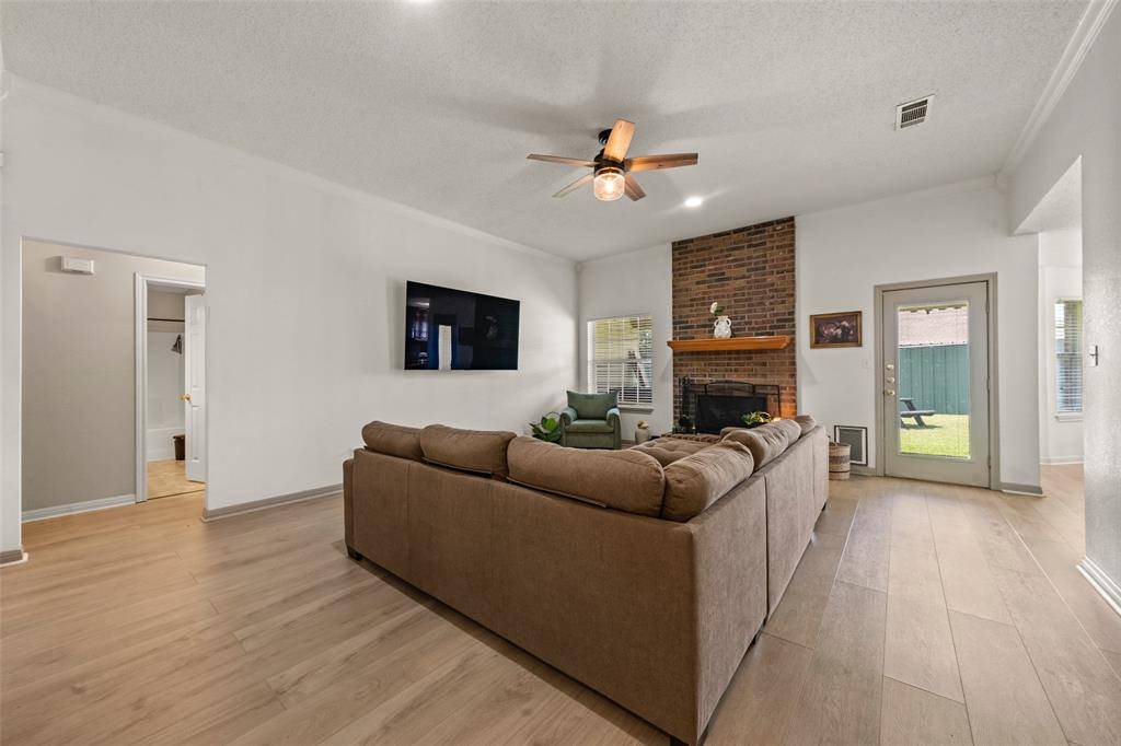 104 W Jade Drive, Hewitt, TX 76643