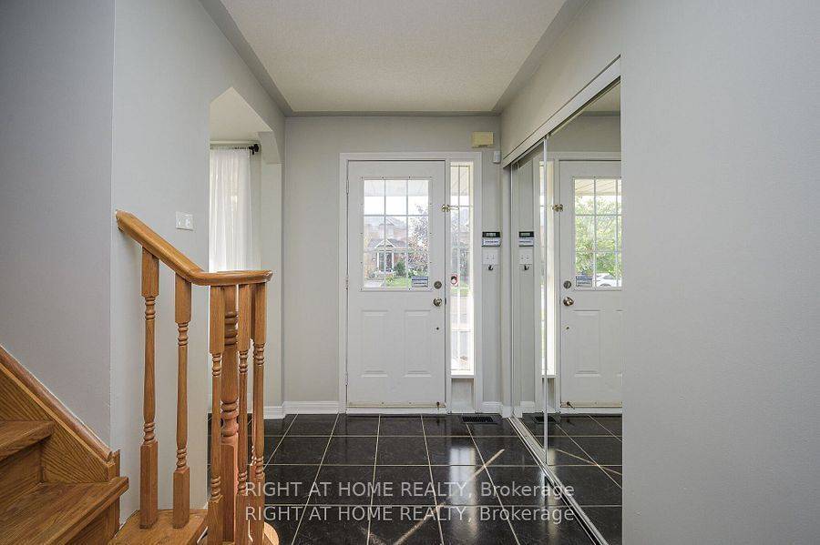 1724 Samuelson CIR, Mississauga, ON L5N 7Z5