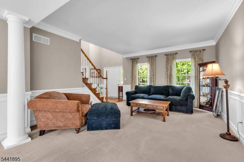 8 Steeplechase Ln, Franklin Twp., NJ 08802
