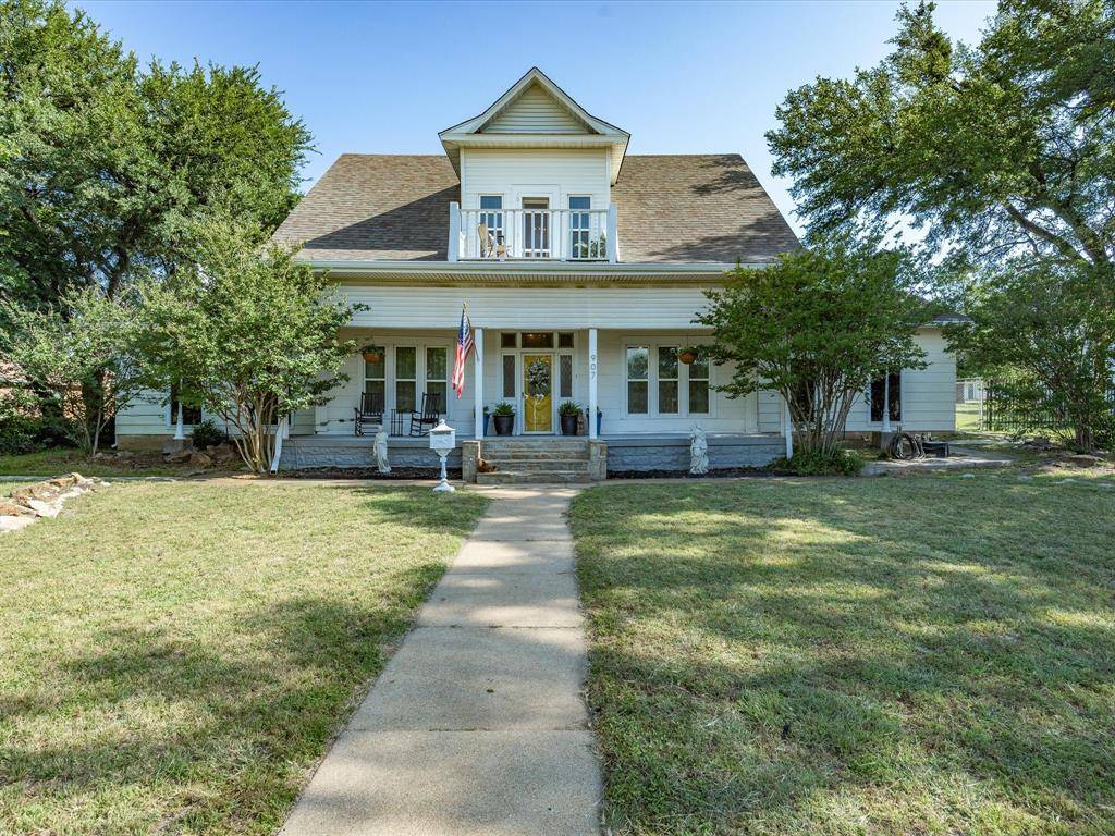 907 4th St, Graham, TX 76450