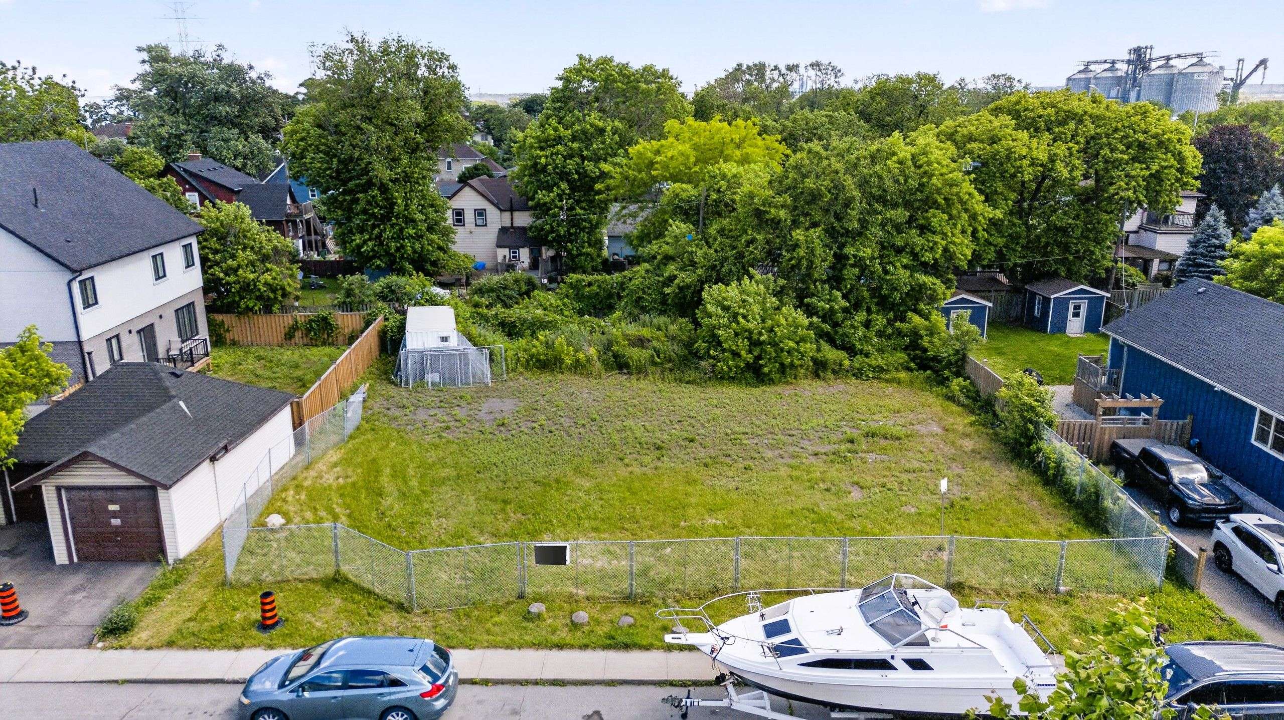 2 Rembe AVE, Hamilton, ON L8H 7G6