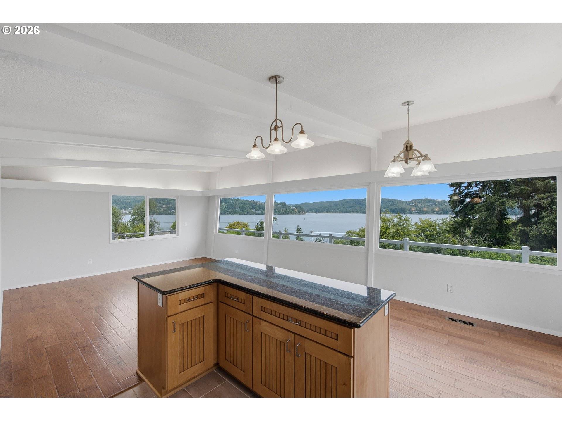 451 SIMPSON AVE, North Bend, OR 97459