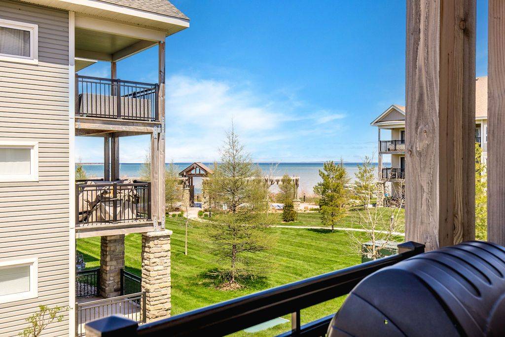 5 Anchorage CRES #201, Collingwood, ON L9Y 0Y6
