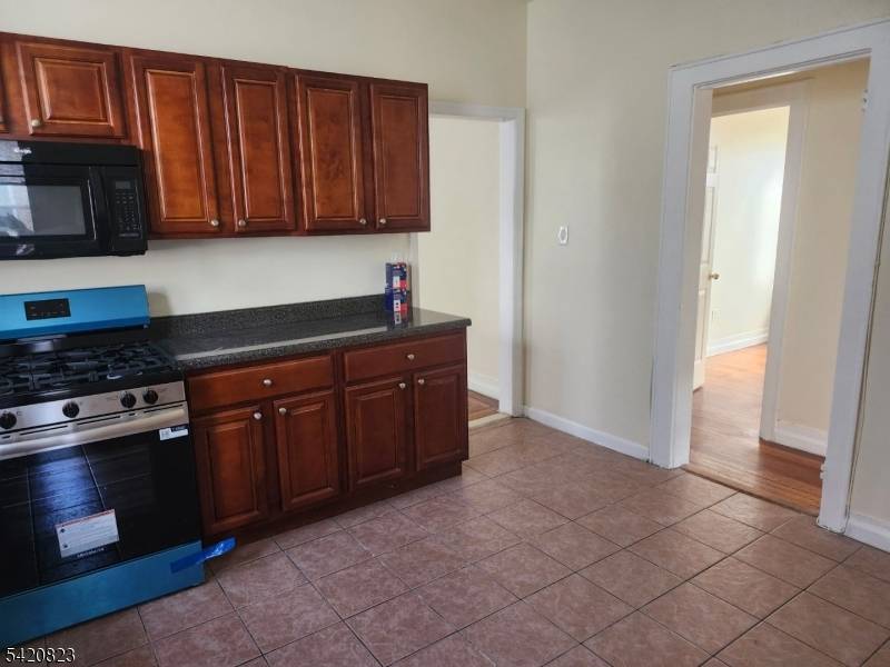 313 Leslie St, Newark City, NJ 07112