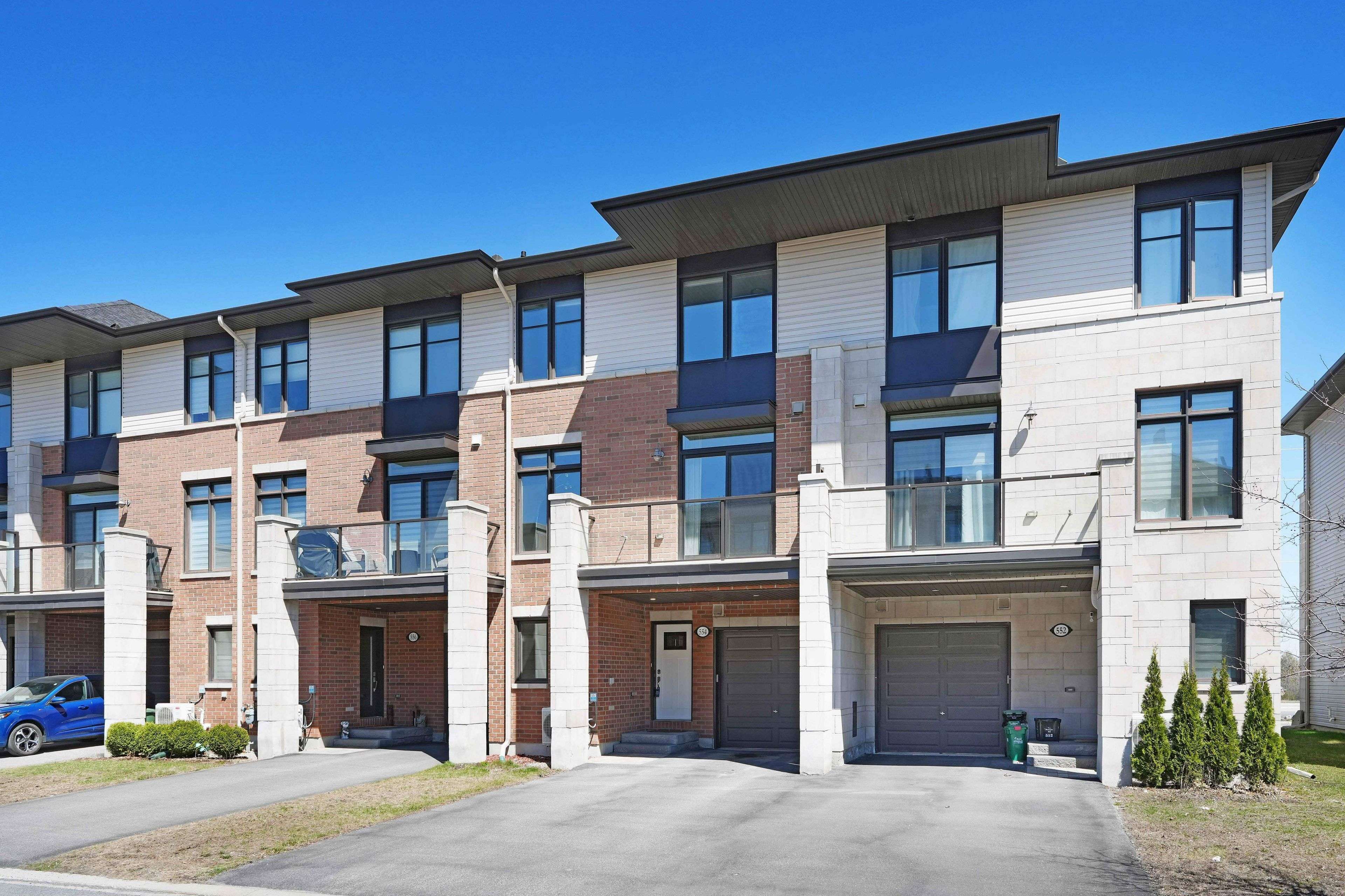 554 Labrador CRES, Blossom Park - Airport And Area, ON K1T 0R4