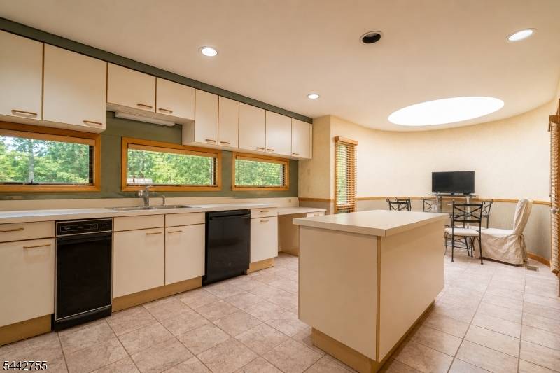 4 High Mountain Trl, Lincoln Park Boro, NJ 07035
