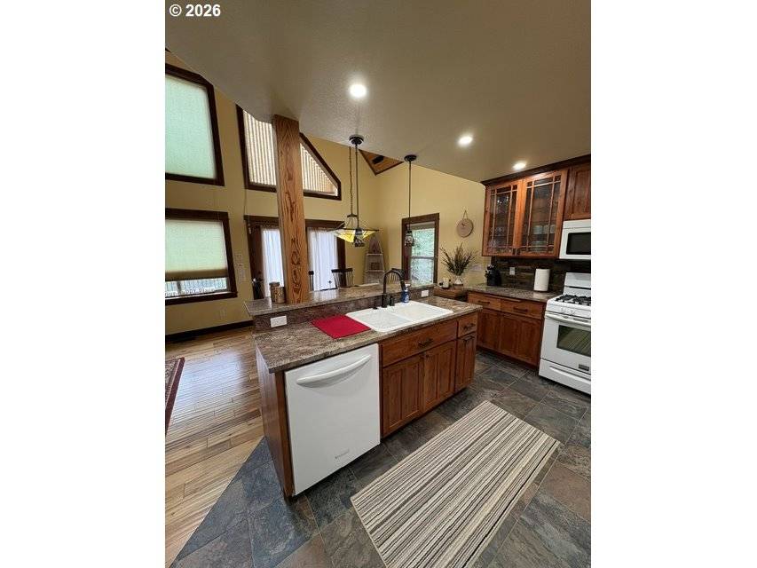 141245 RED CONE DR, Crescent Lake, OR 97733