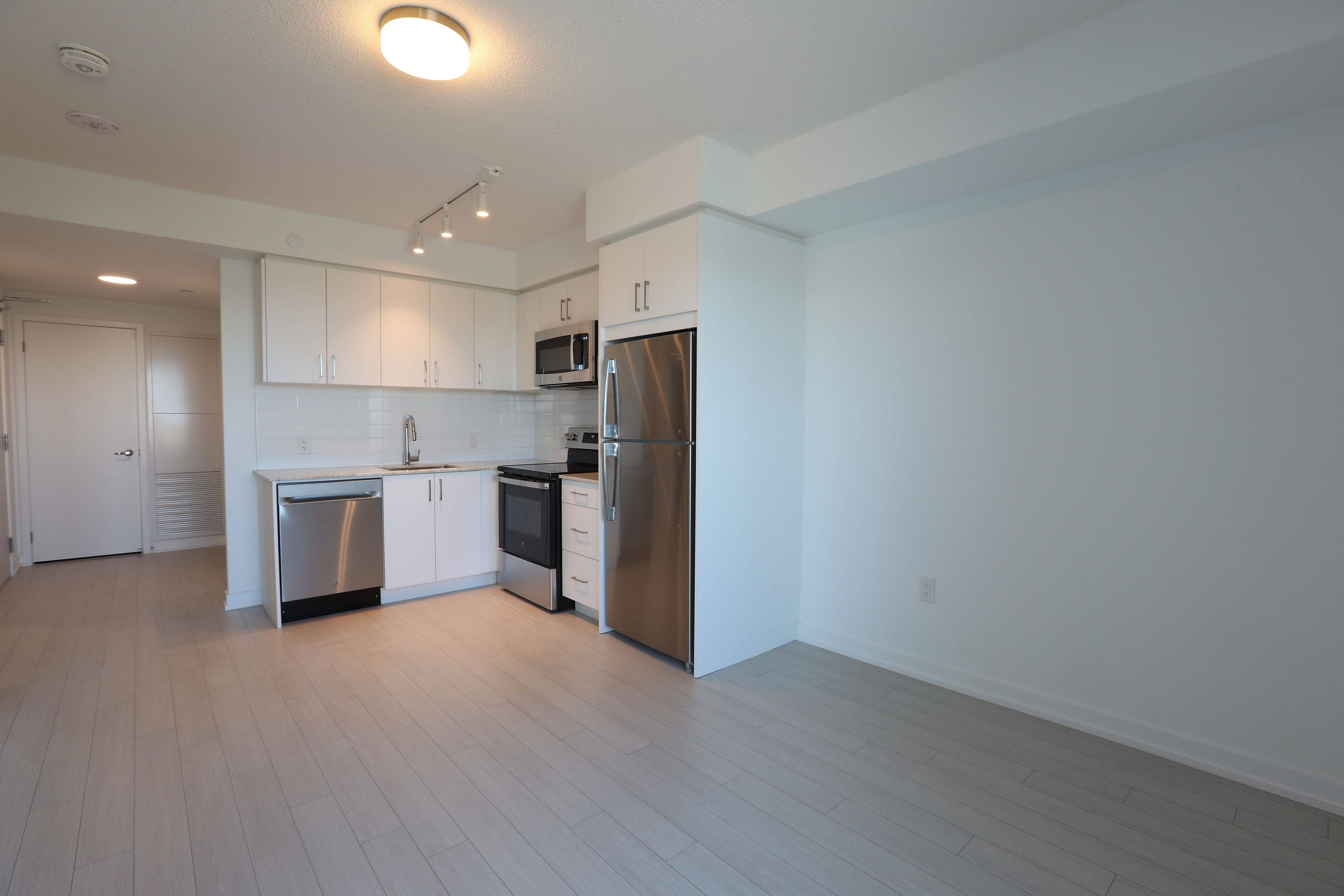 4010 Eglinton AVE W #527, Toronto W09, ON M9A 0G5