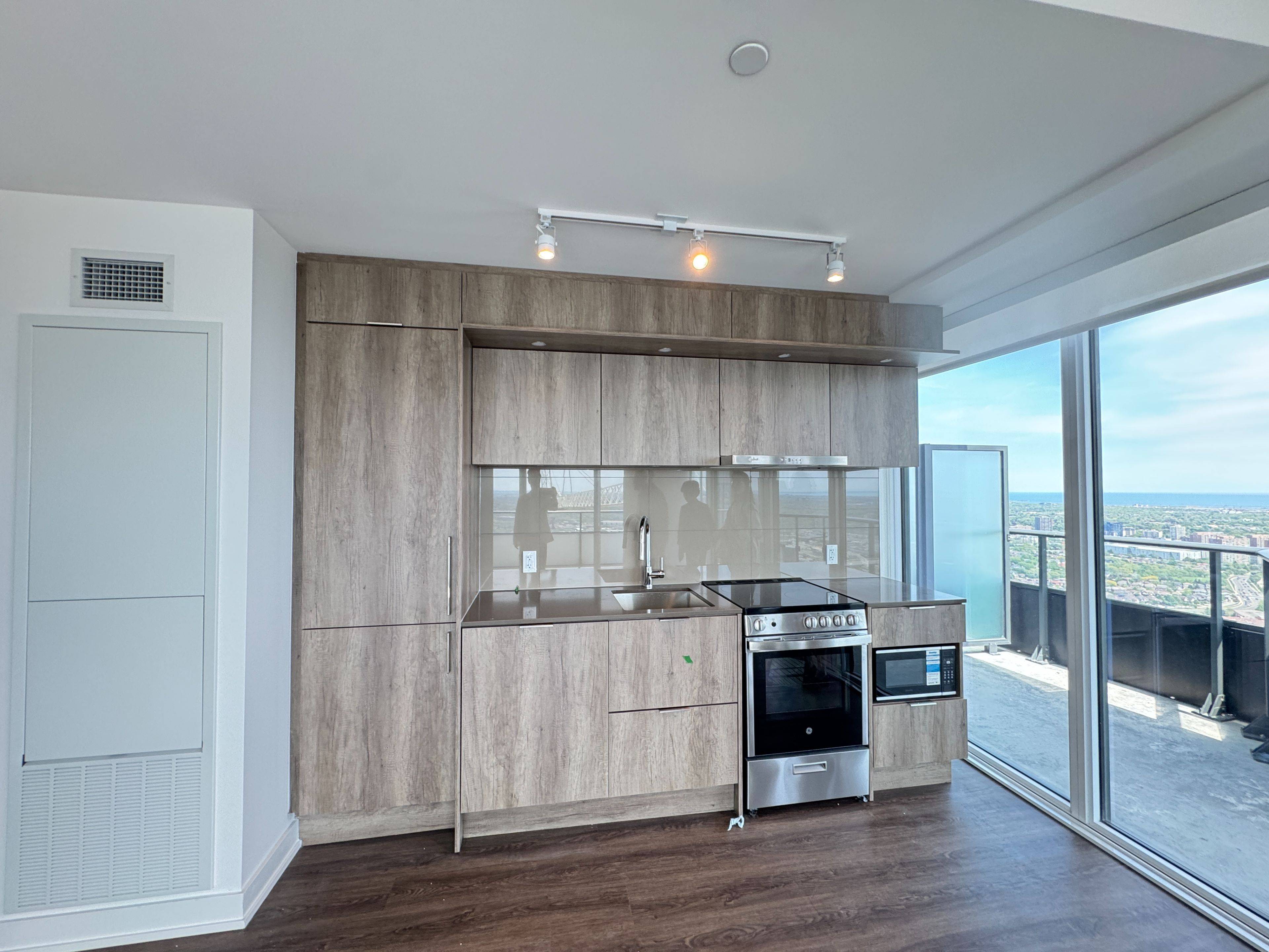 448 Burnhamthorpe RD W #4711, Mississauga, ON L5B 0R4