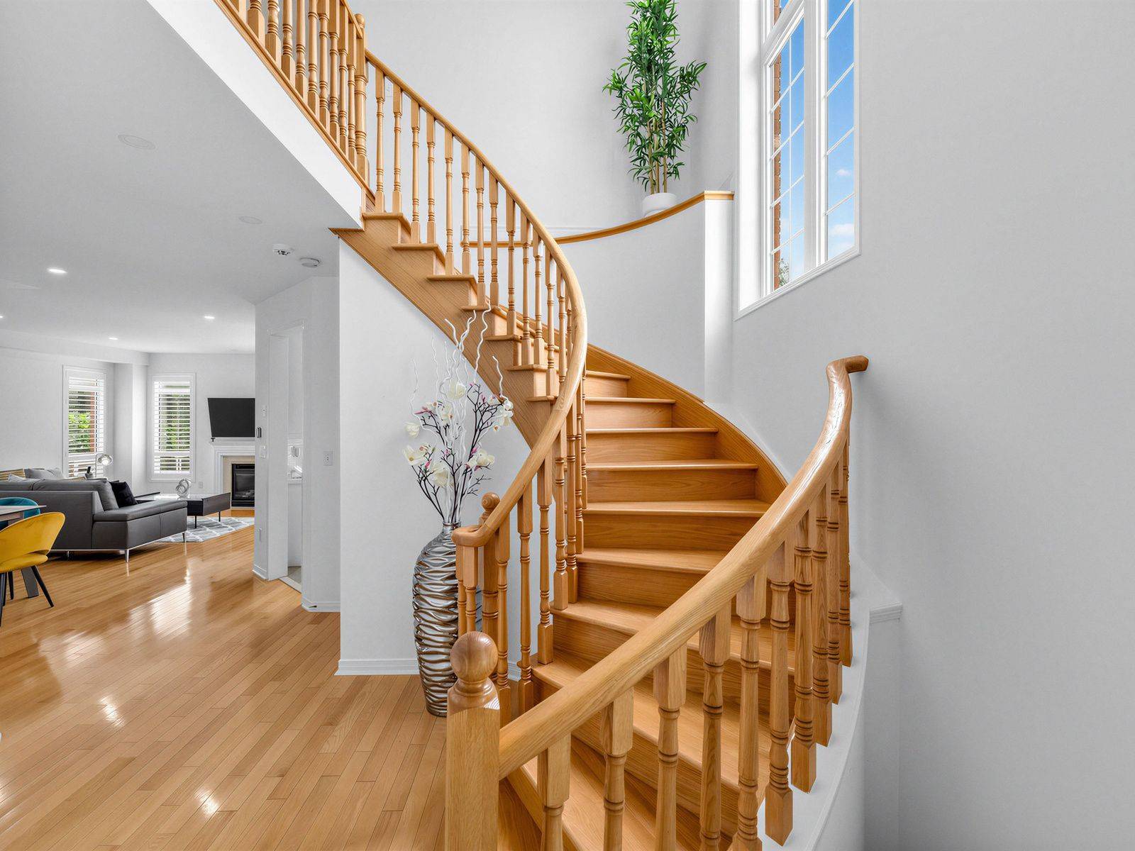 2042 Quinte ST, Burlington, ON L7L 7B9