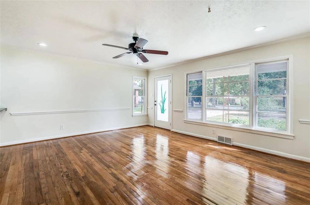 529 Roberts Cut Off Road, River Oaks, TX 76114