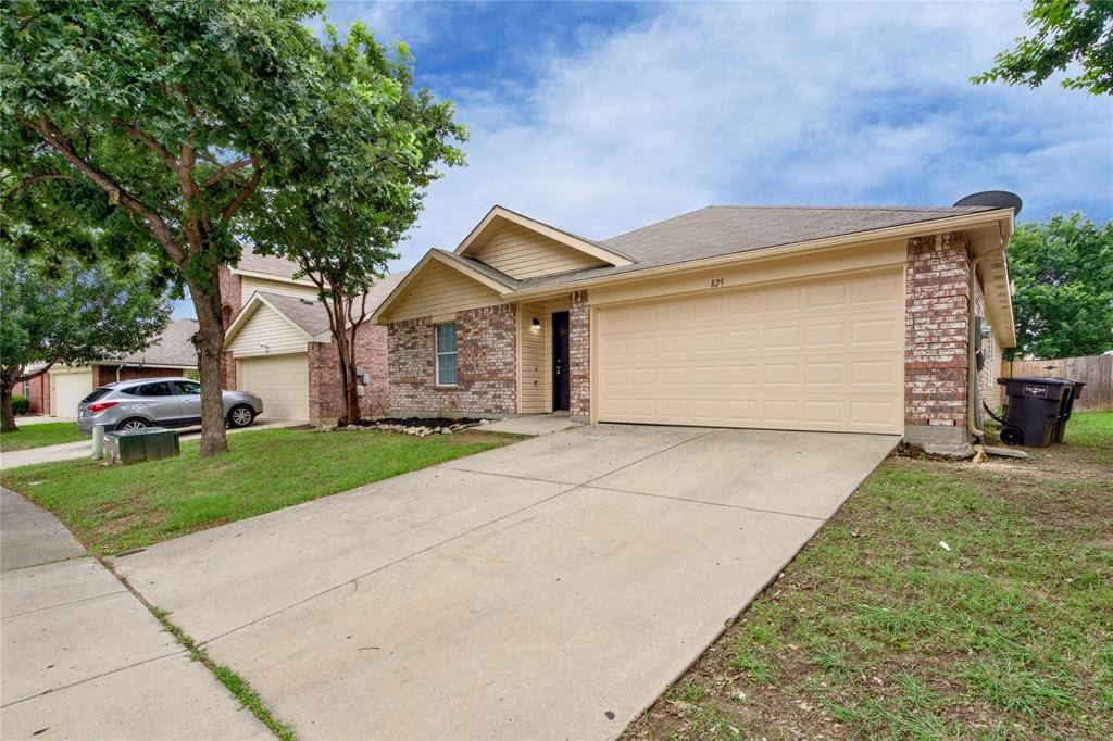 829 Santa Rosa Drive, Fort Worth, TX 76052