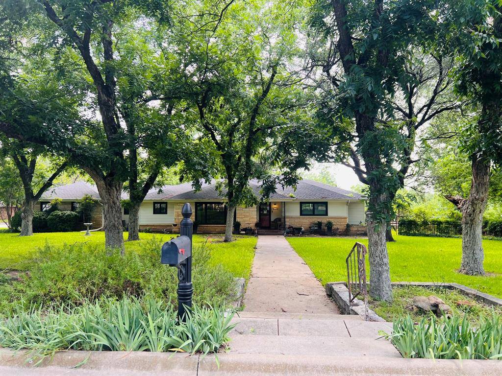 804 N Elm Street, Comanche, TX 76442