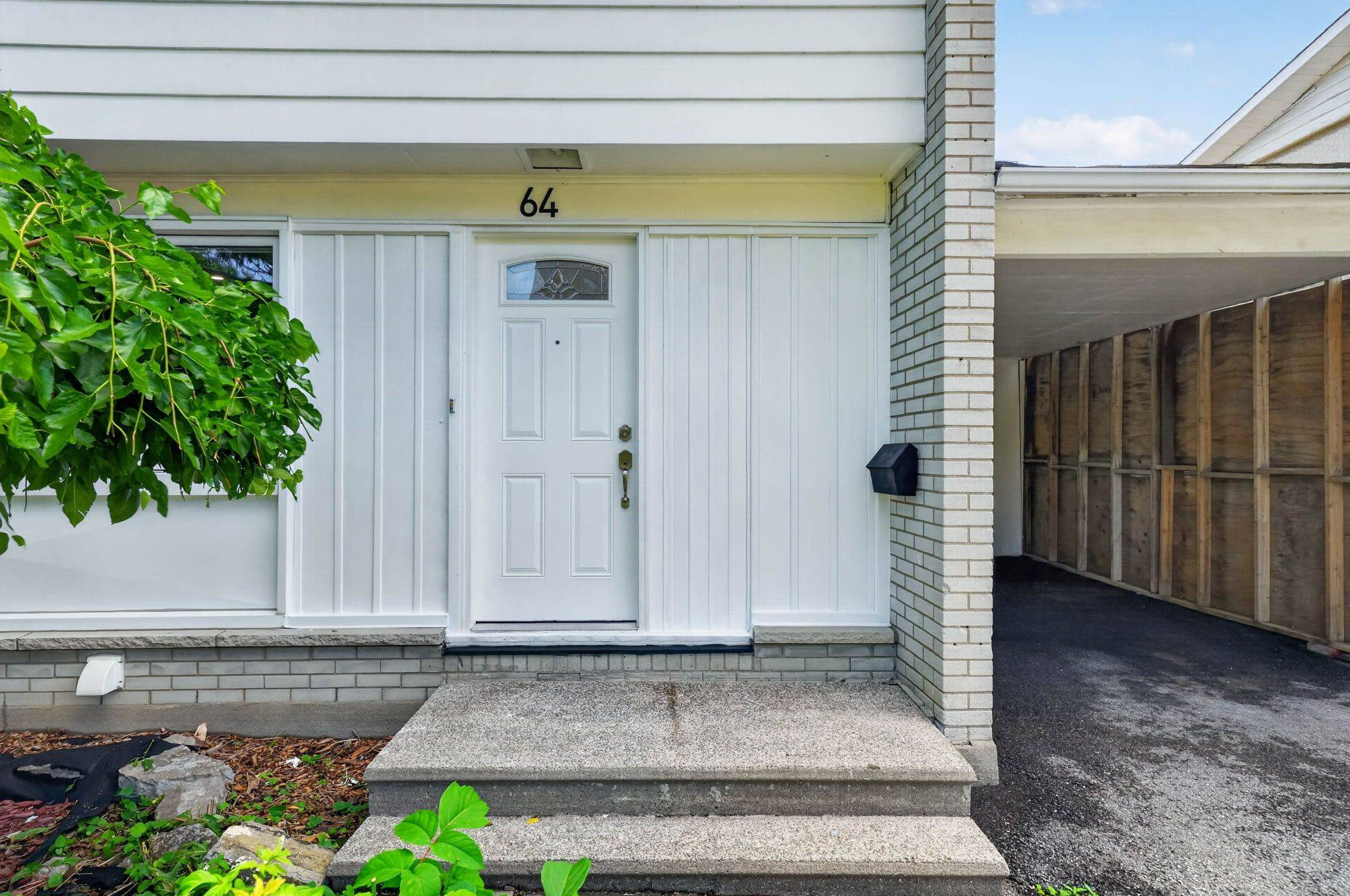 64 Mulvagh AVE, Cityview - Parkwoods Hills - Rideau Shore, ON K2E 6M6