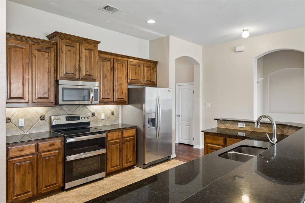 4201 Garden Path Lane, Mansfield, TX 76063