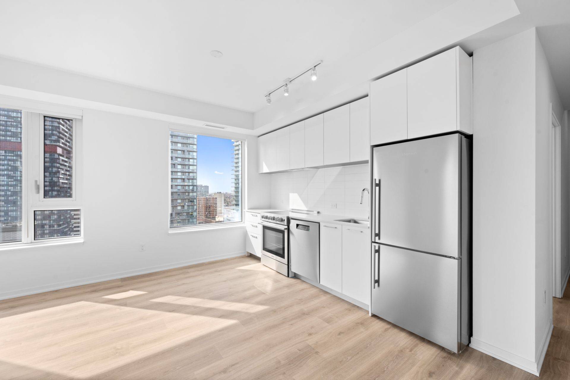 101 Roehampton AVE #1509, Toronto C10, ON M4P 2W2