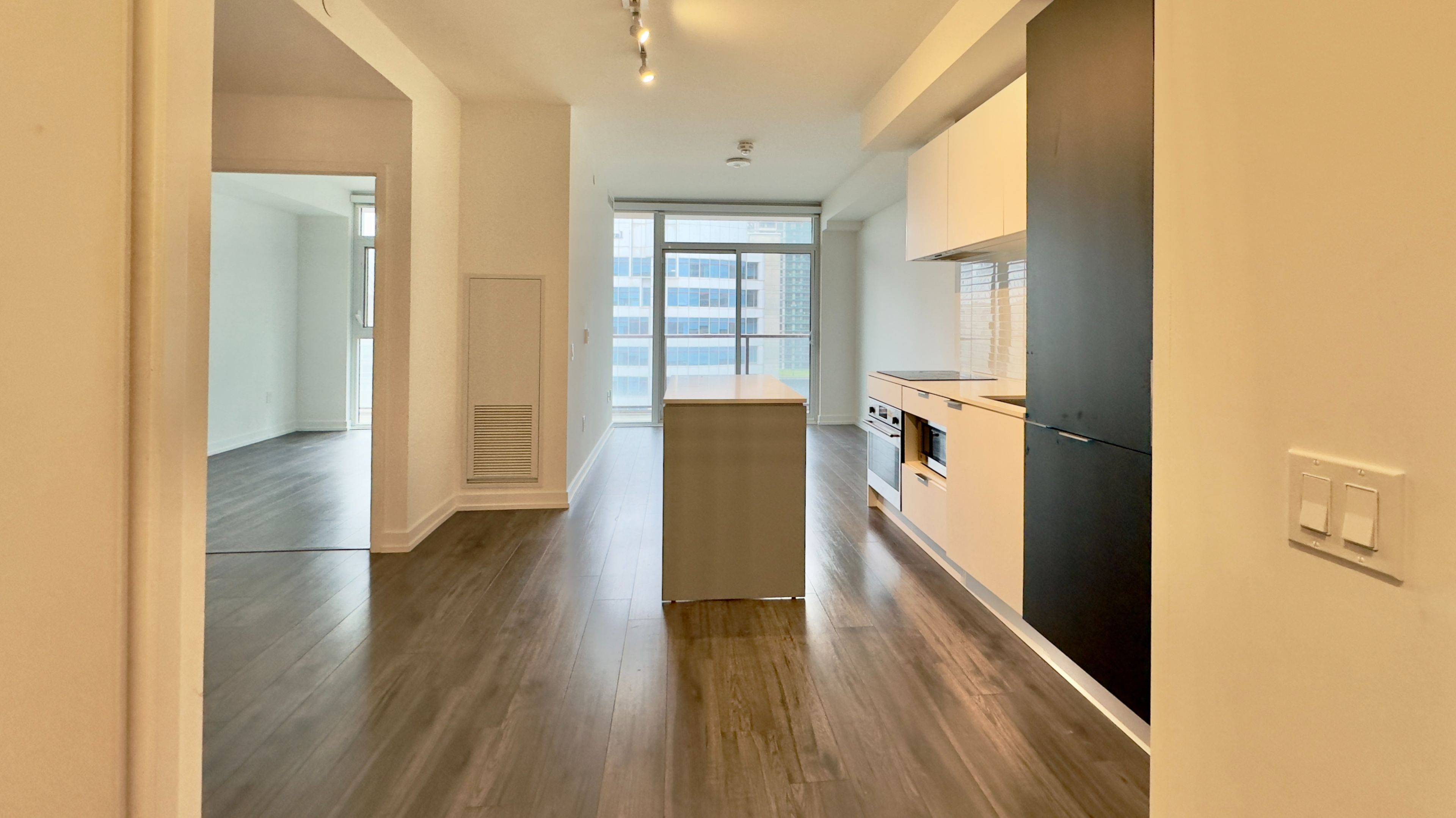 33 Helendale AVE #809, Toronto C03, ON M4R 0A4