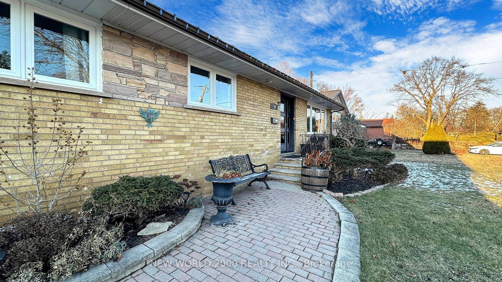 10 Suburban DR, Mississauga, ON L5N 1G5