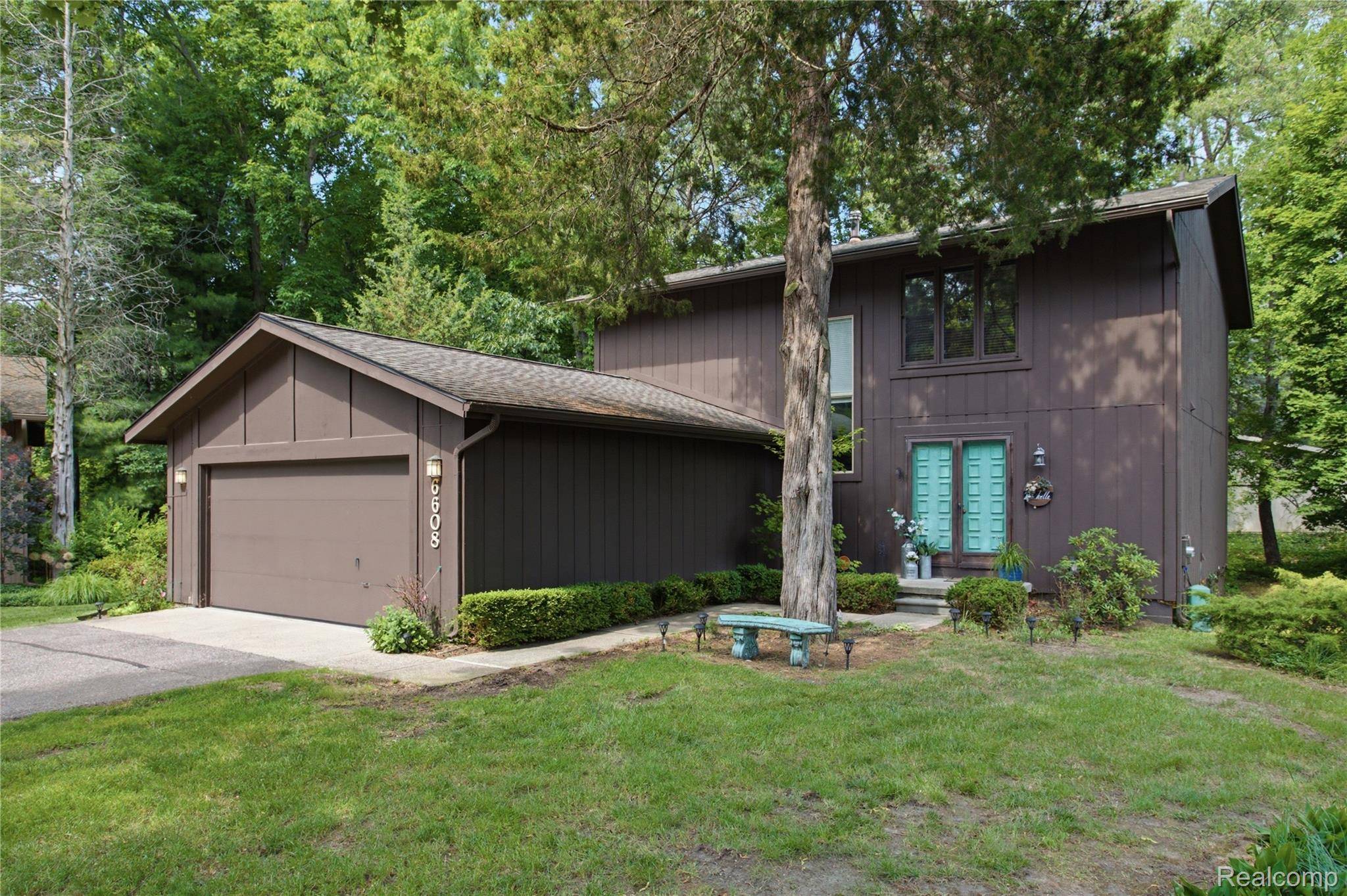 6608 Red Cedar LN, West Bloomfield Charter Township, MI 48324