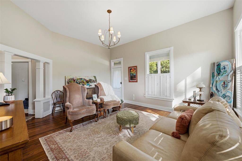 911 E Marvin Avenue, Waxahachie, TX 75165