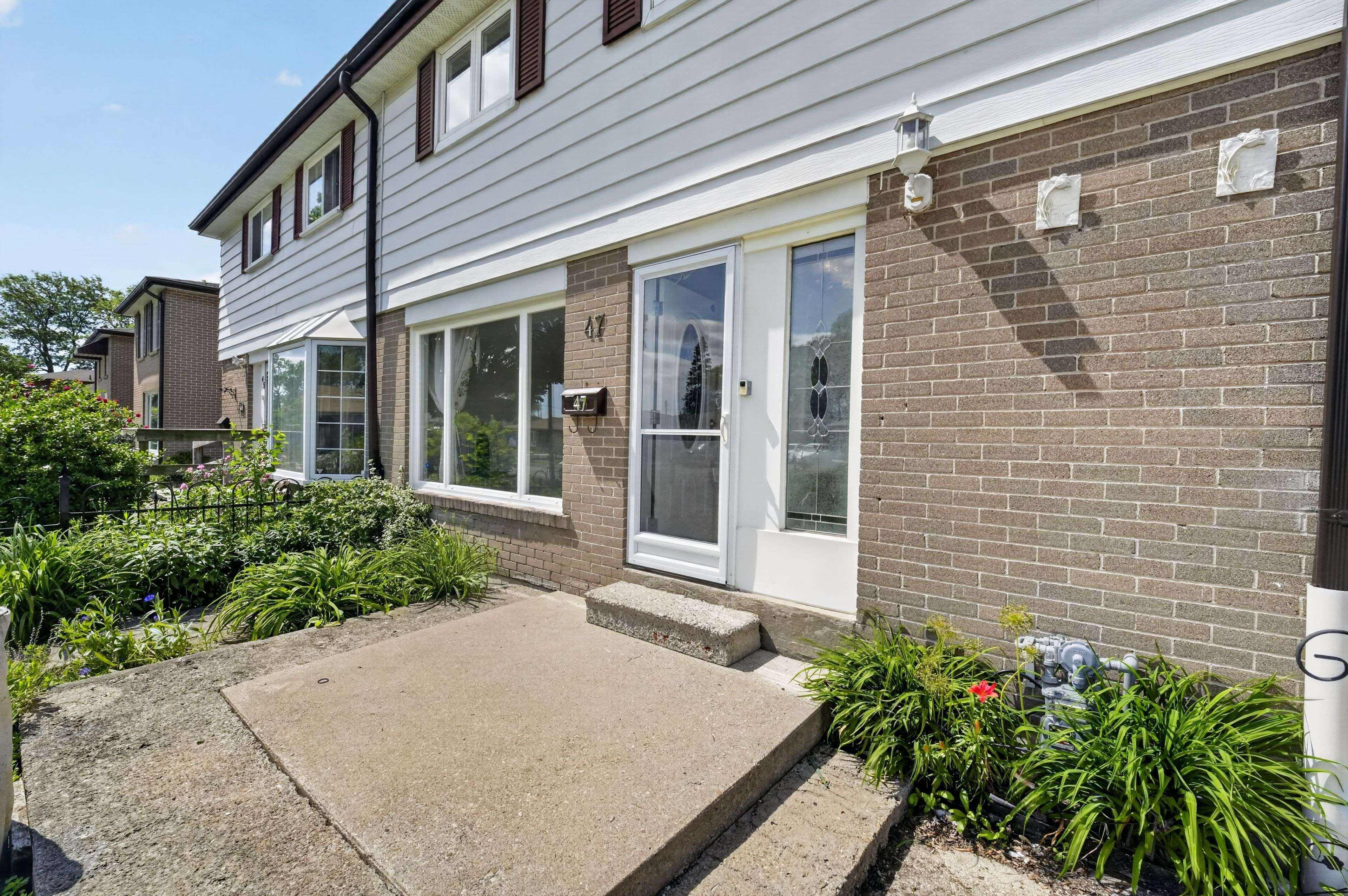 47 Cloverdale DR, Brampton, ON L6T 2T5