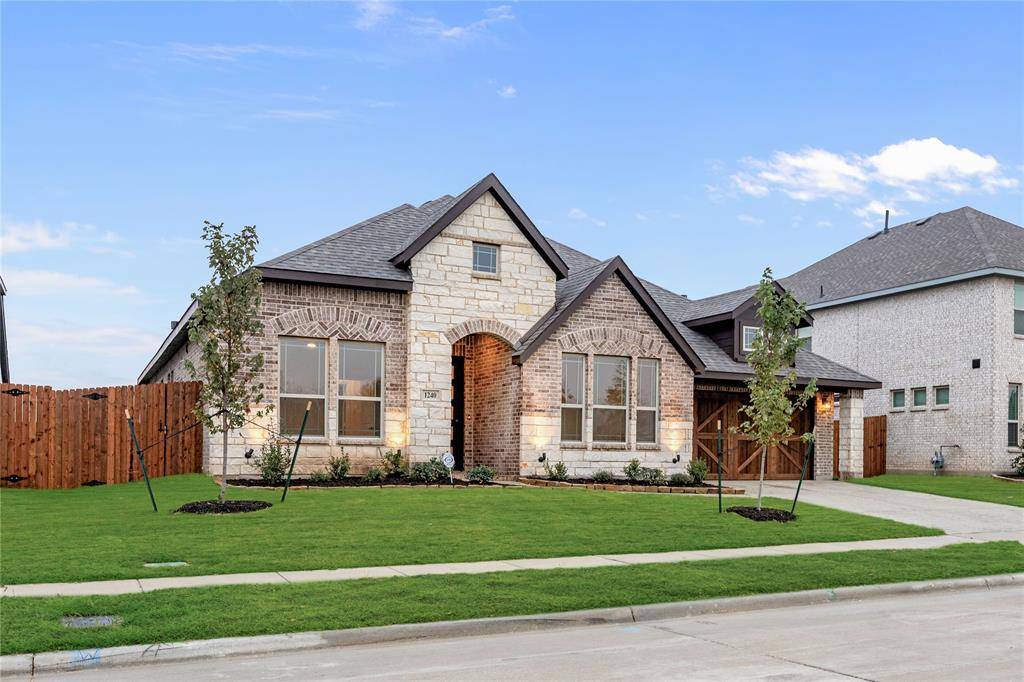 1240 Amberwood Lane, Red Oak, TX 75154