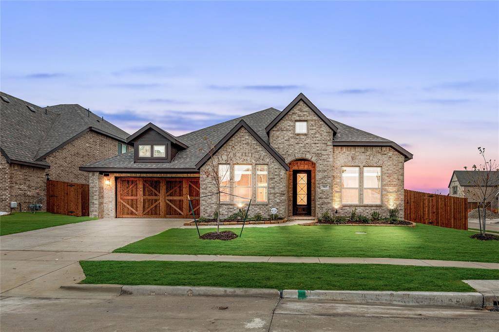 905 Denham Drive, Red Oak, TX 75154