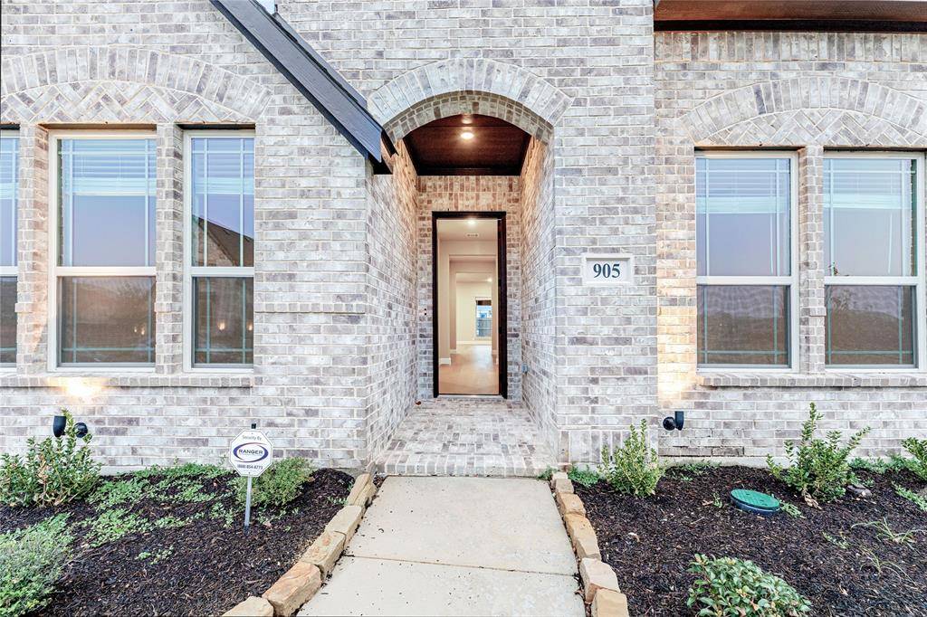 905 Denham Drive, Red Oak, TX 75154
