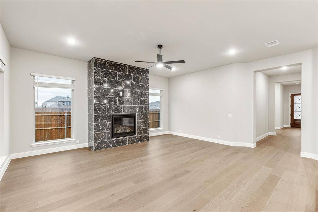 905 Denham Drive, Red Oak, TX 75154