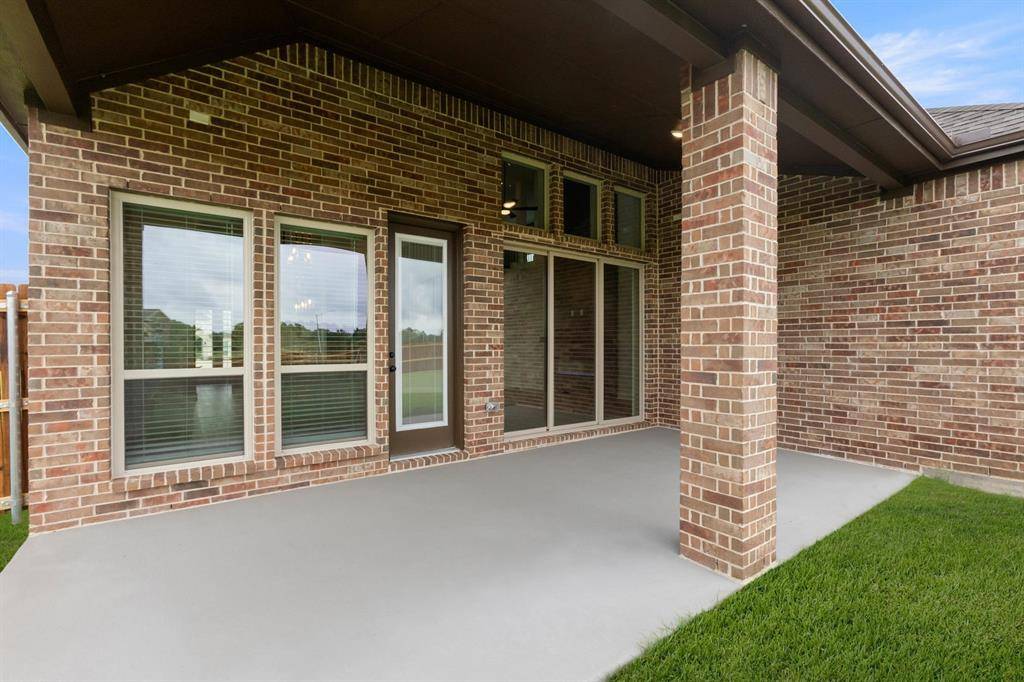 513 Pond Springs Drive, Desoto, TX 75115
