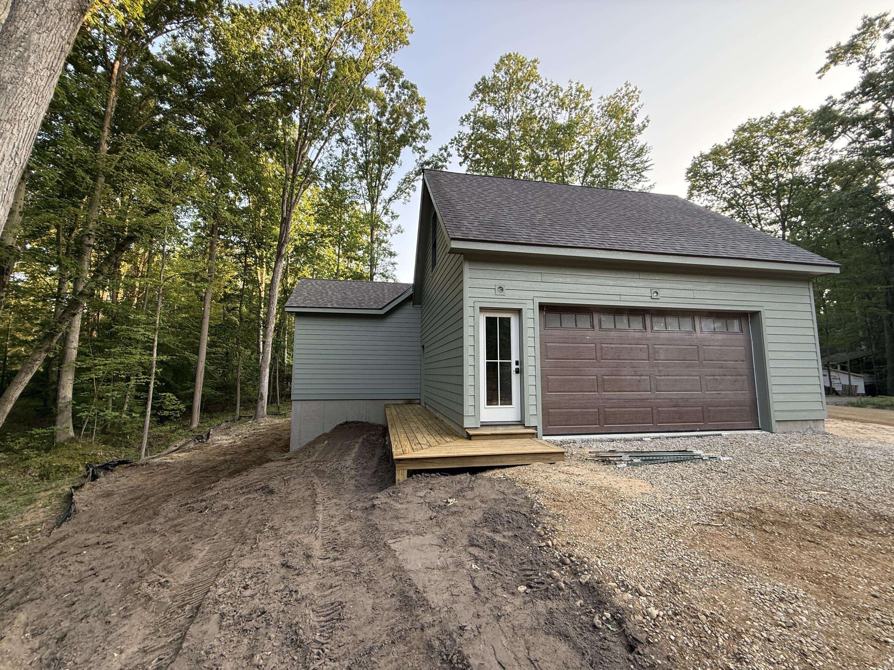9132 National Pkwy, Chikaming Twp, MI 49129