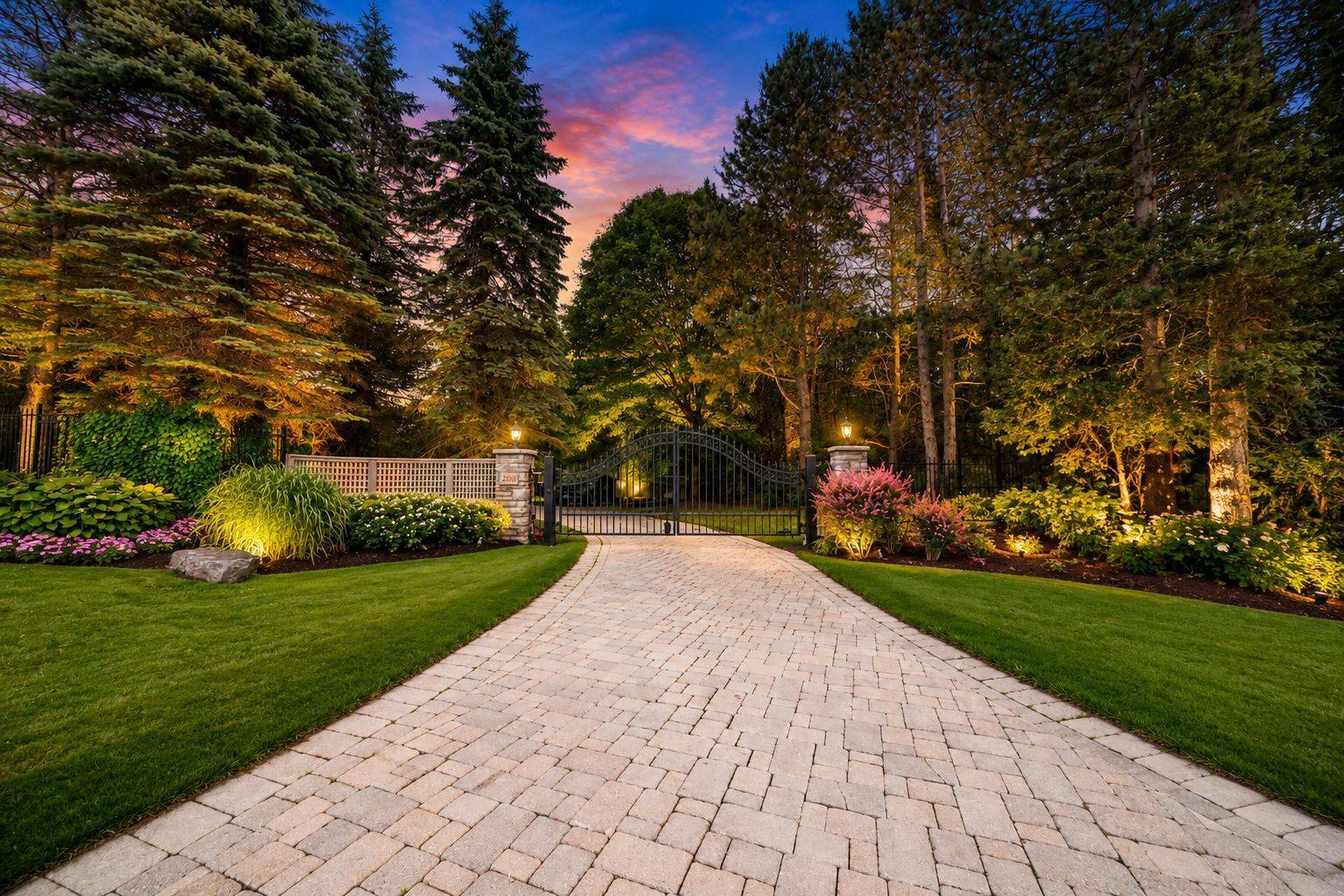 203 St John's Side Road W, Aurora, ON L4G 6K1