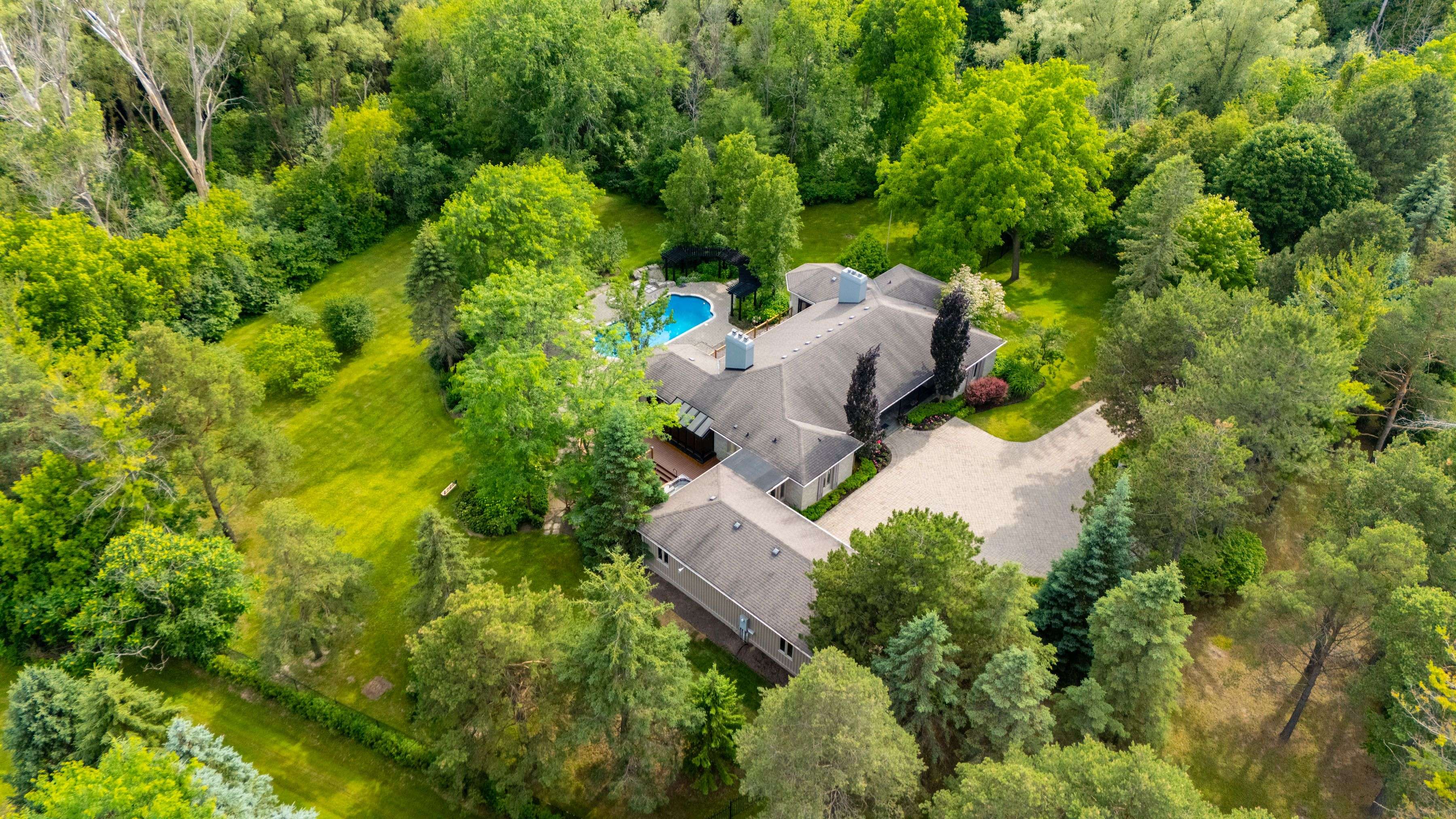 203 St John's Side Road W, Aurora, ON L4G 6K1