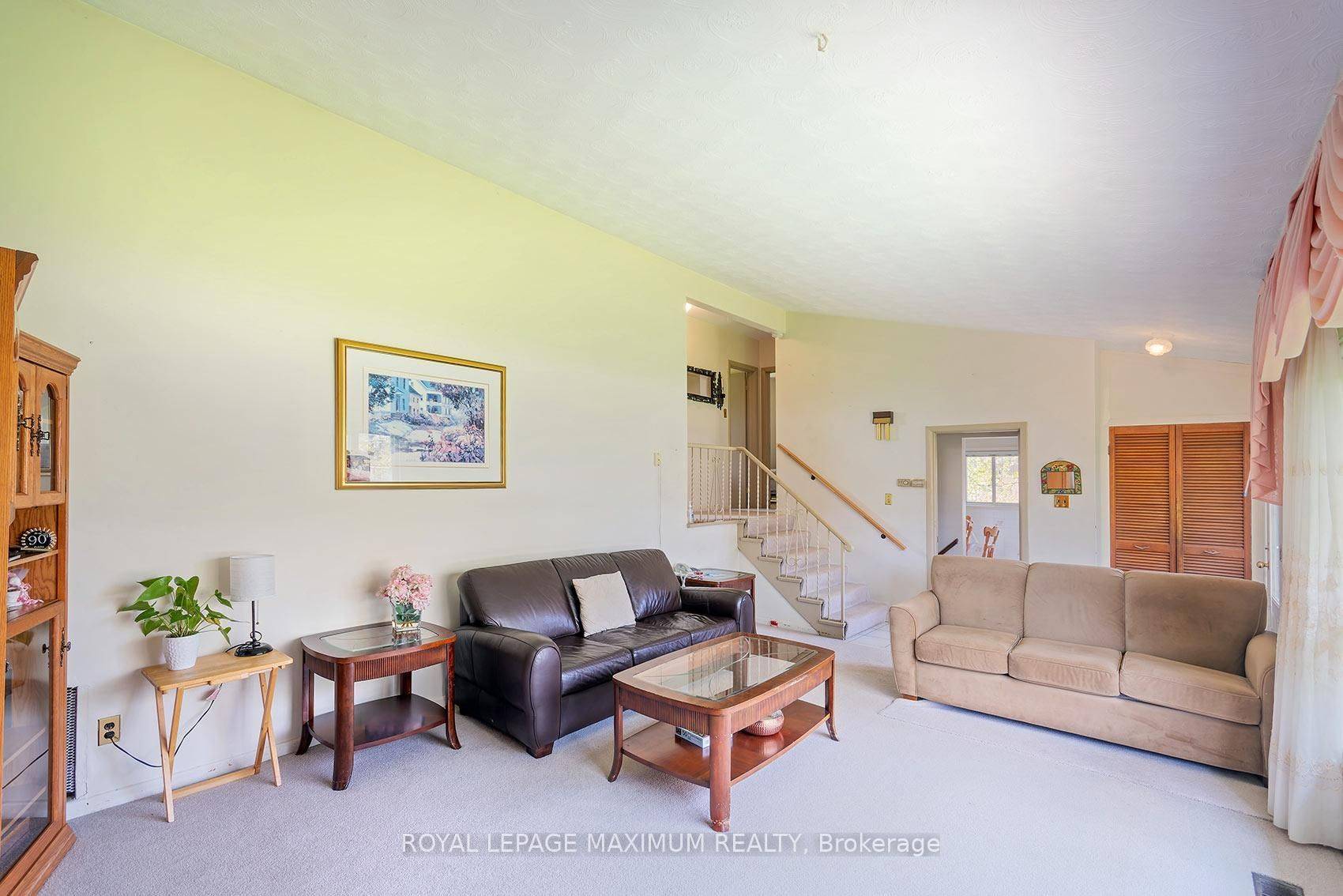 565 Pinegrove RD, Oakville, ON L6K 2C5