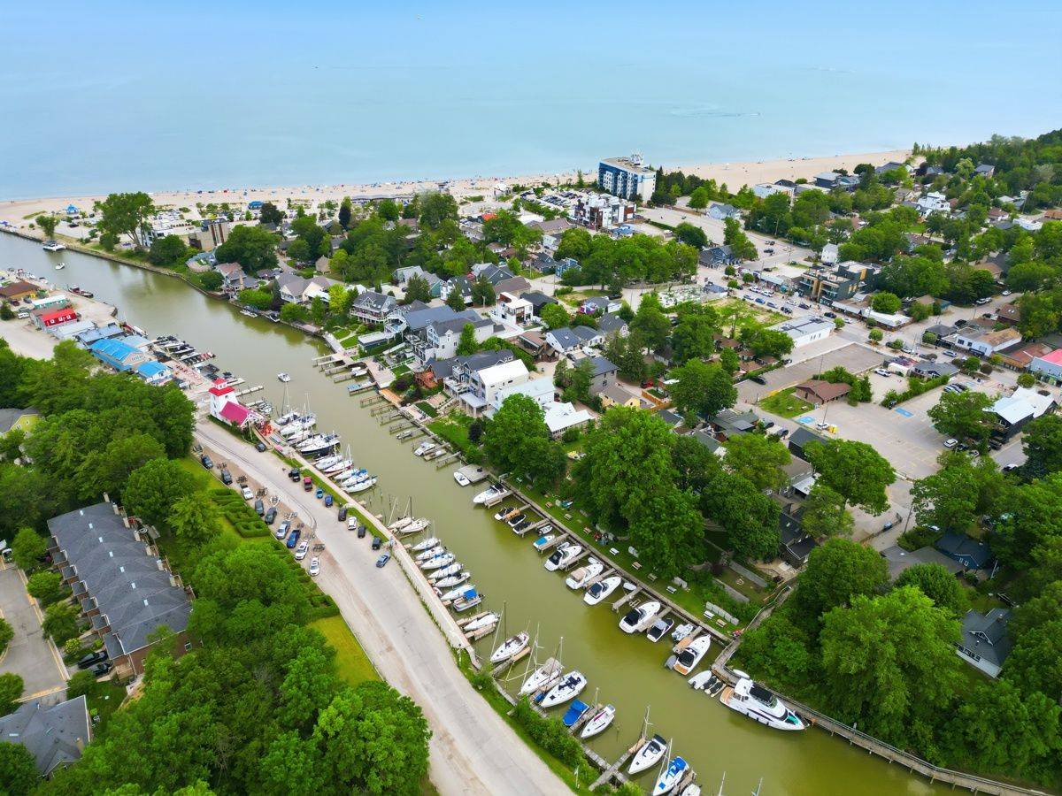 48 Lake RD, Lambton Shores, ON N0M 1T0