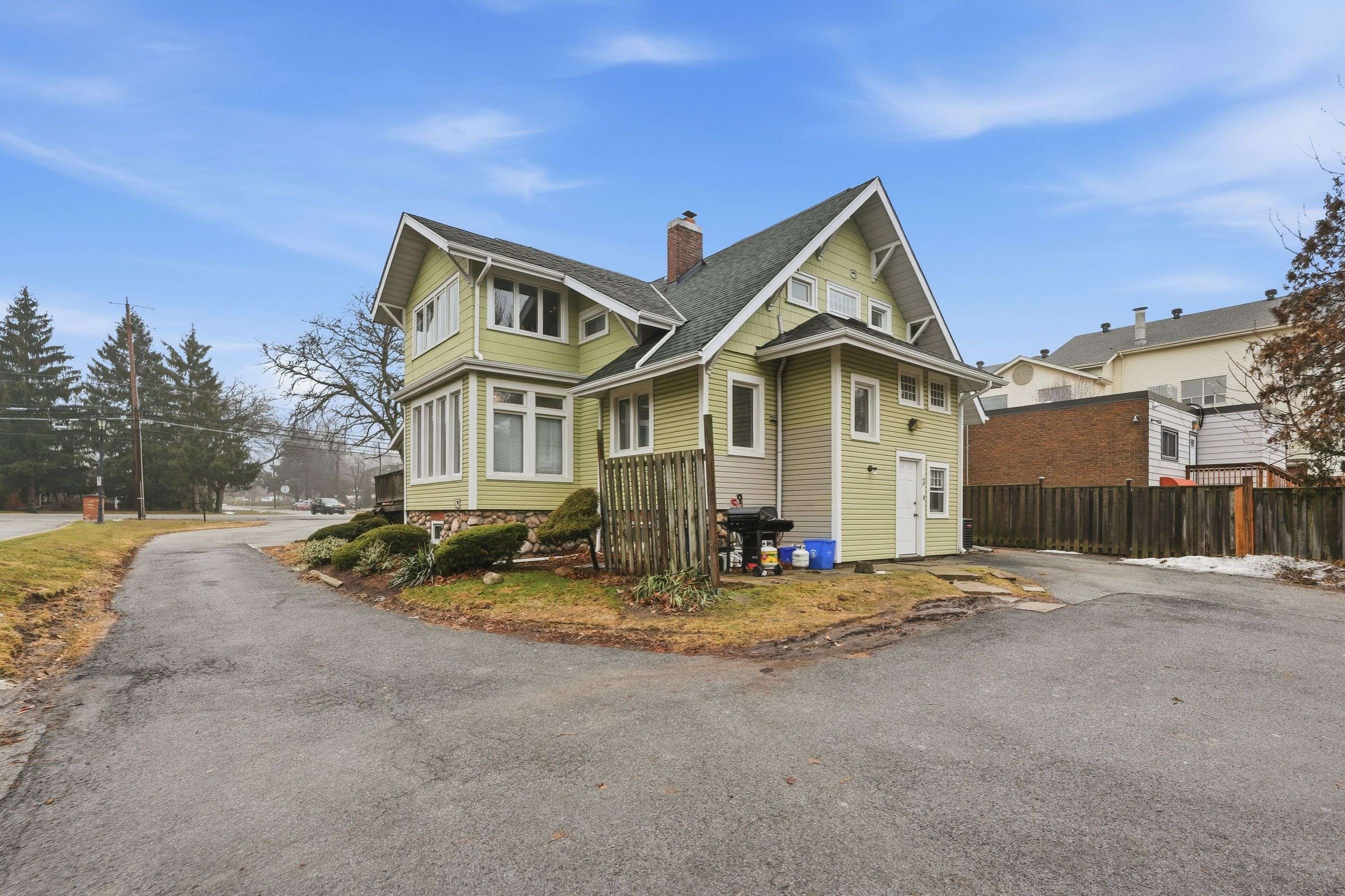 89 MAIN ST E, Grimsby, ON L3M 1M6