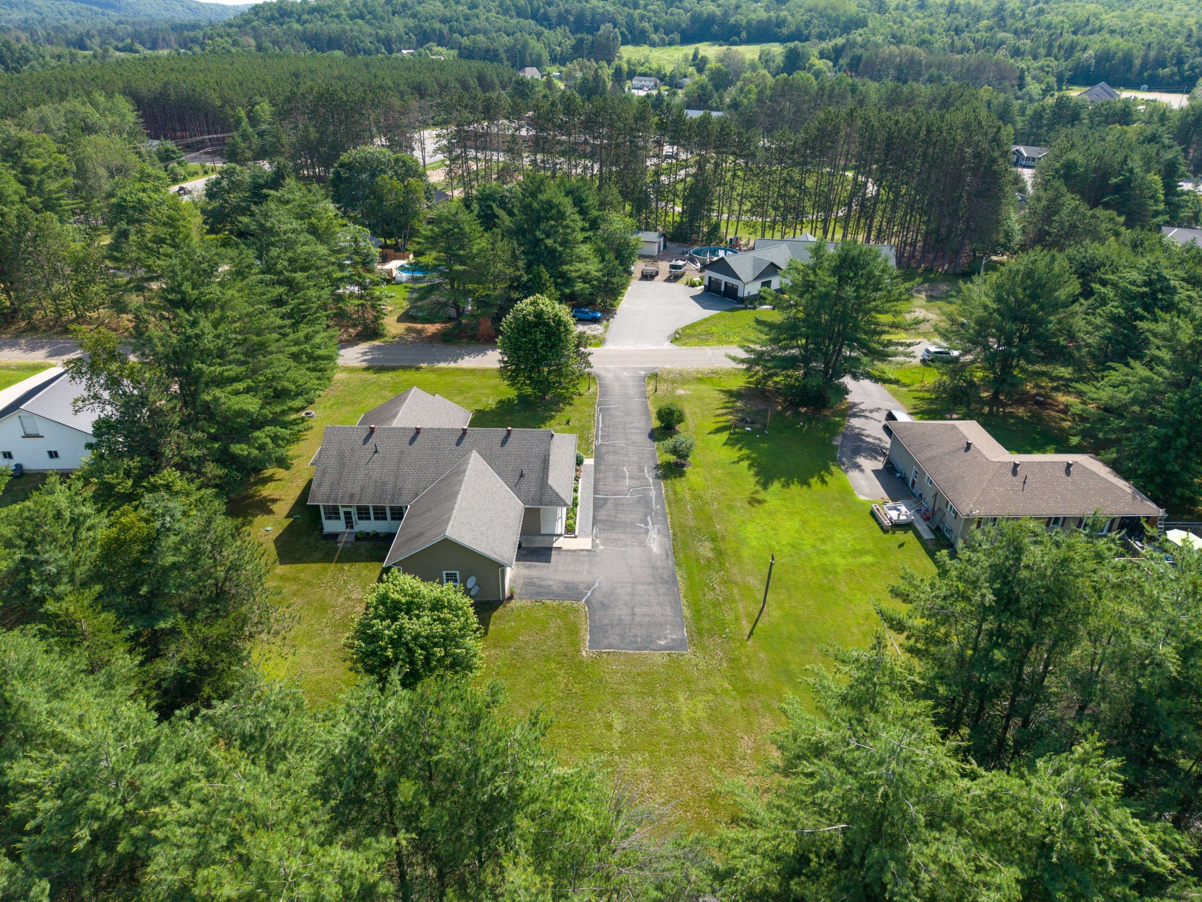 18 Wilson LN, Hastings Highlands, ON K0L 1C0