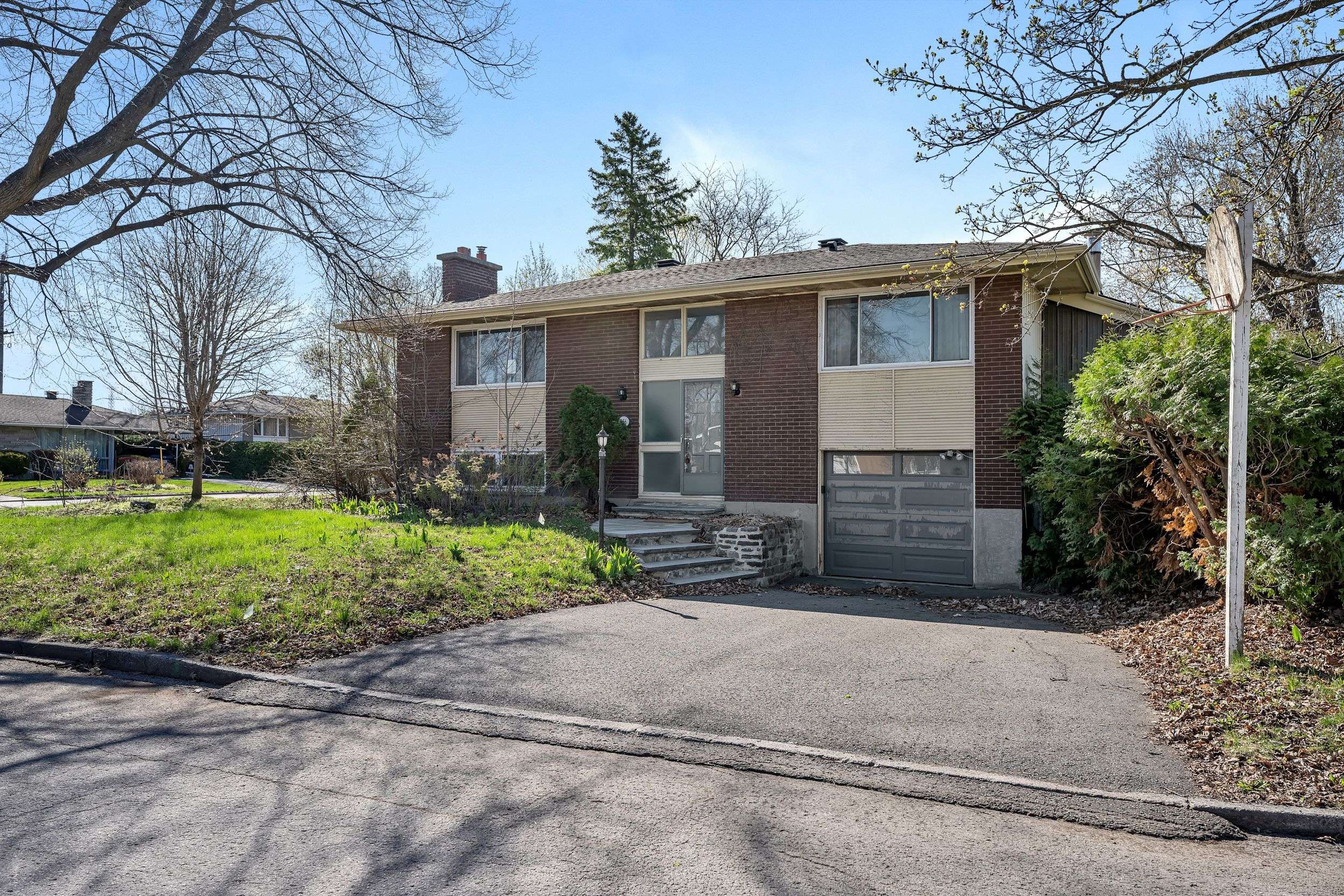 956 Garwood AVE, Billings Bridge - Riverside Park And Area, ON K1V 6W9