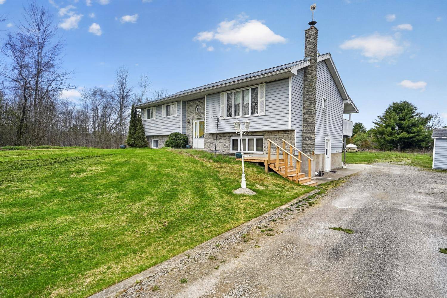 16 Graham Lake RD, Front Of Yonge, ON K0E 1R0