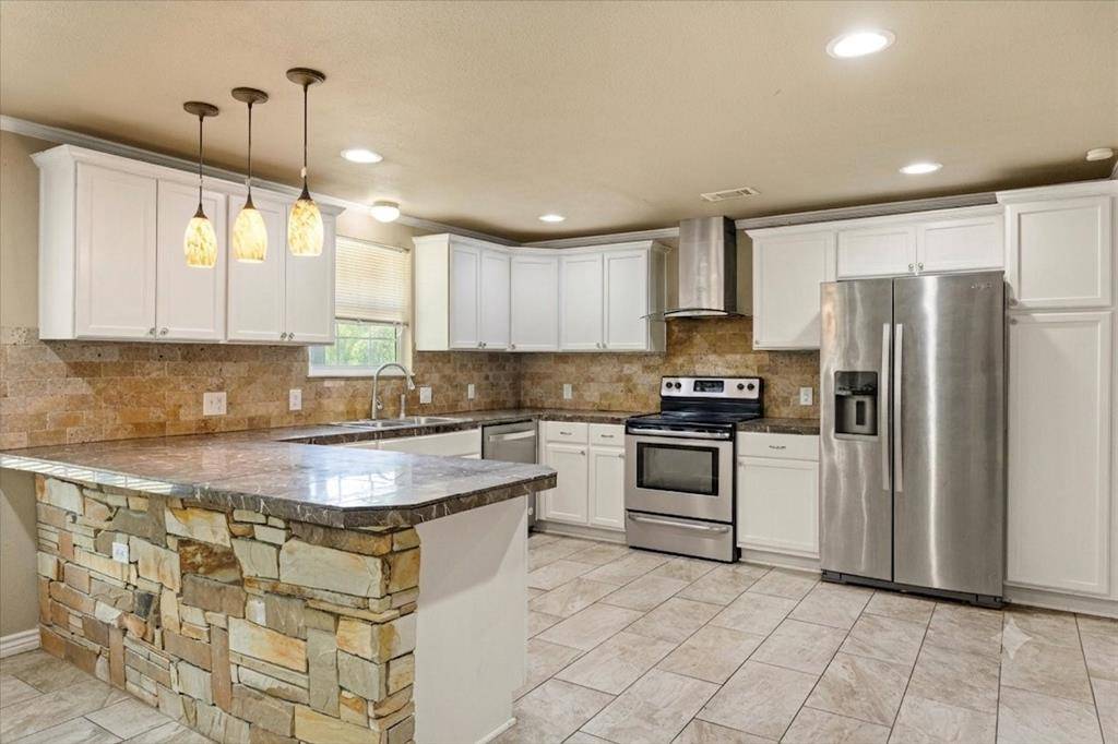 405 Granbury Court, Granbury, TX 76049