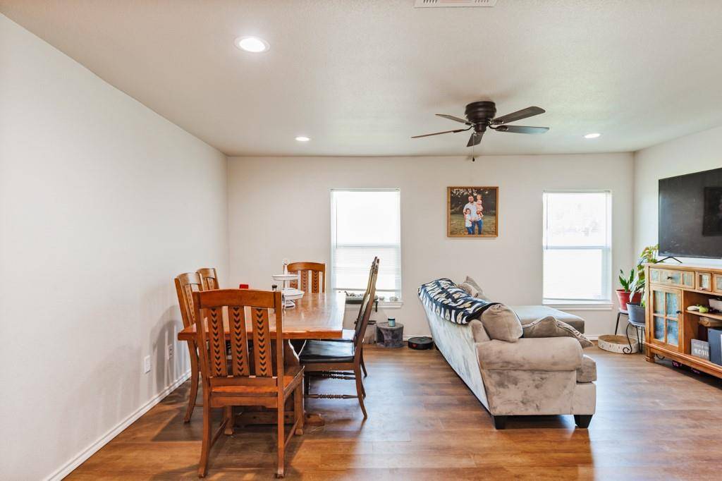 709 W Live Oak Street, Alvord, TX 76225