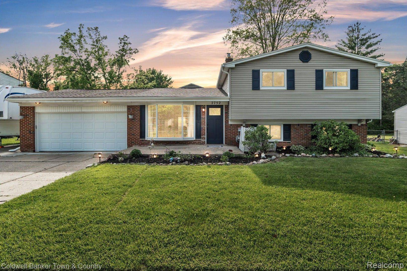2752 RED ARROW DR, Commerce Twp, MI 48382