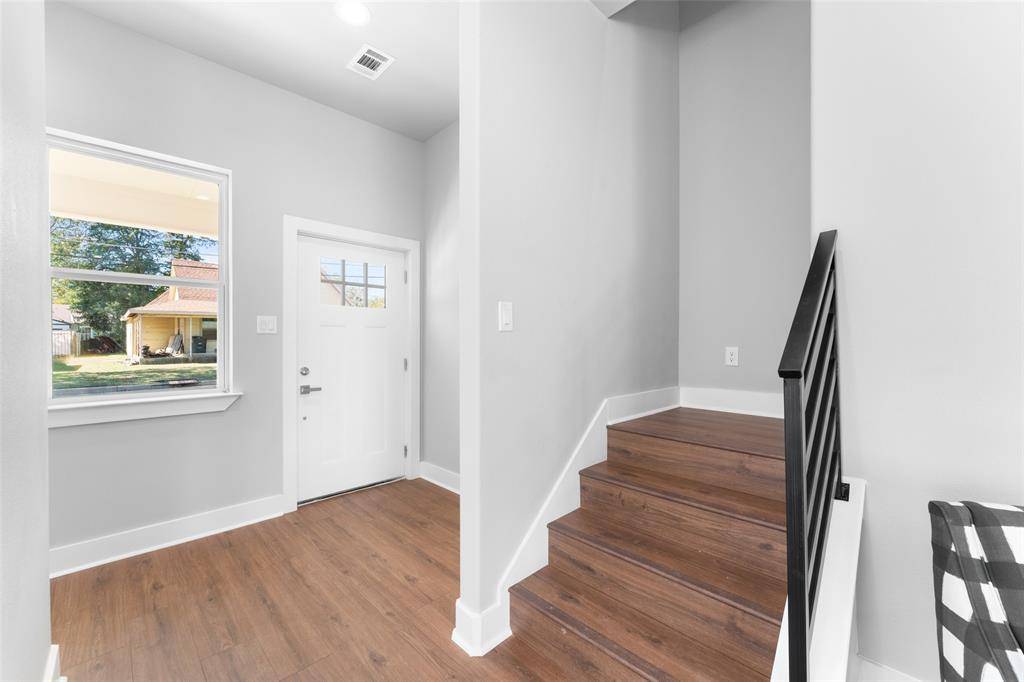 612 1/2 N Robinson Street, Cleburne, TX 76031