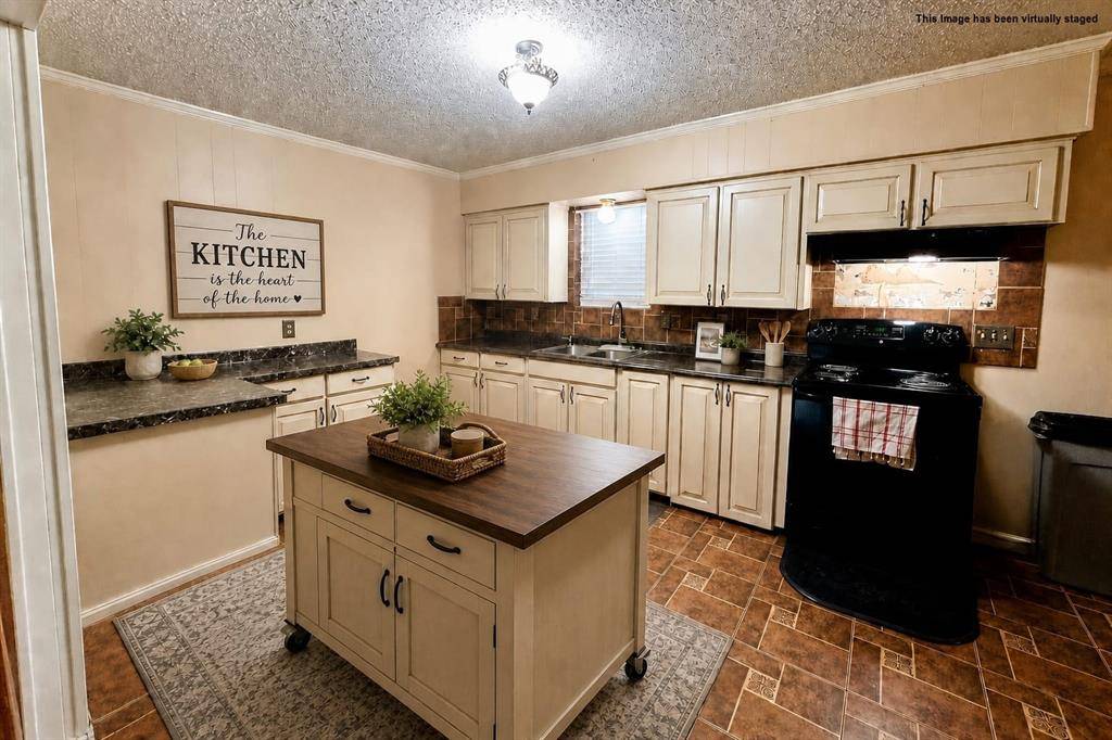 303 N Caesar Street, Ennis, TX 75119