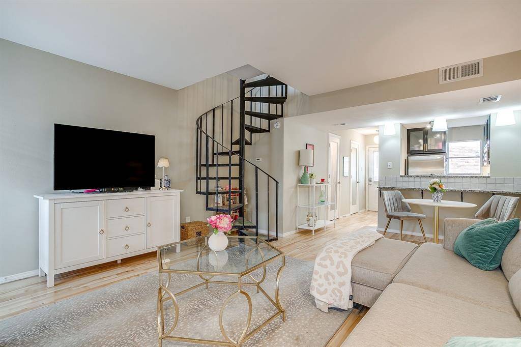 1211 Roaring Springs Road, Fort Worth, TX 76114