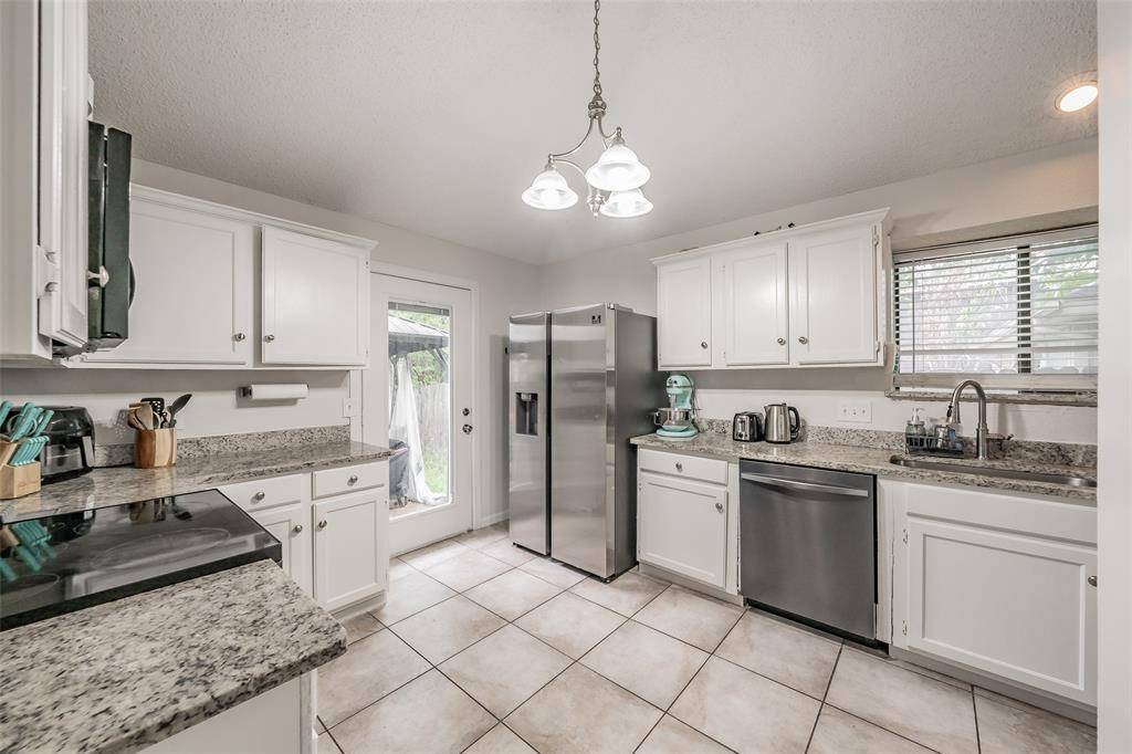 825 Ashmount Lane, Arlington, TX 76017