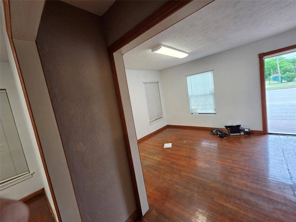 8805 Lake June Road, Dallas, TX 75217