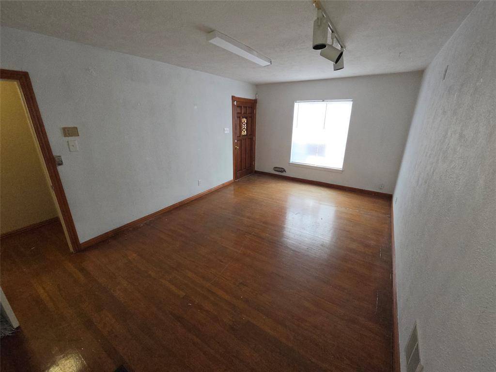 8805 Lake June Road, Dallas, TX 75217